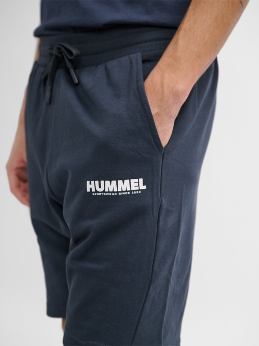 hmlLEGACY SHORTS, BLUE NIGHTS, model