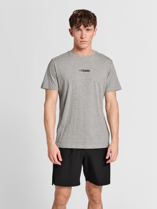 hmlOFFGRID TEE S/S, GREY MELANGE, model