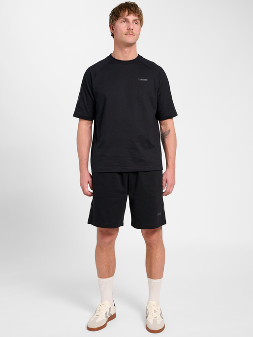 hmlKEEPER CHEVRON SHORTS, BLACK, model