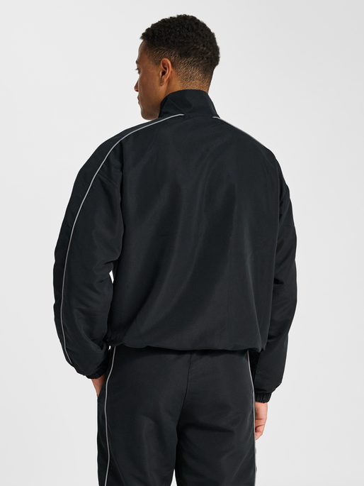 hmlLOOSE TRACK JACKET TOPSCORER, BLACK/EBONY, model