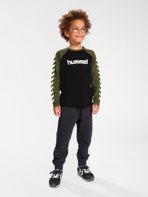 hmlBOYS T-SHIRT L/S, OLIVE NIGHT, model