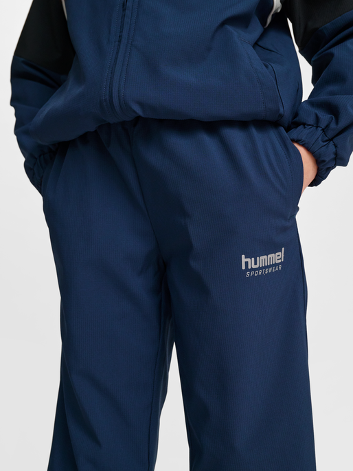 hmlJR LOOSE TRACKSUIT PANTS, DRESS BLUES, model