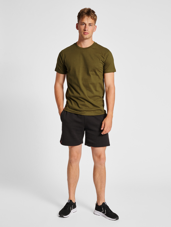 hmlRED HEAVY T-SHIRT S/S, DARK OLIVE, model