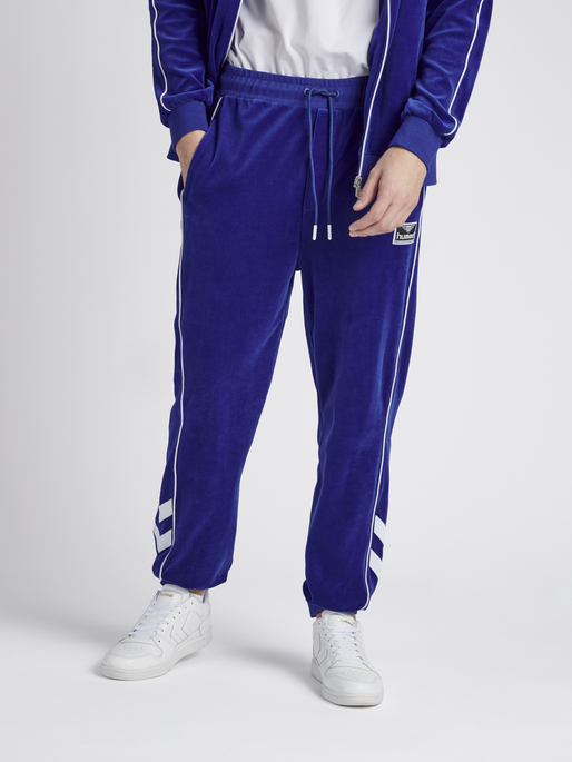hmlFRISK VELOUR PANTS, 7956, model