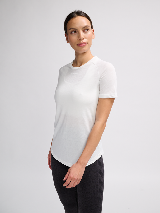 hmlMT VANJA T-SHIRT, WHITE, model