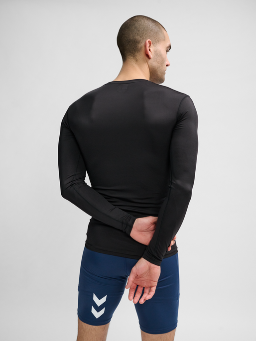 hmlTE TOPAZ BASELAYER T-SHIRT L/S, BLACK, model