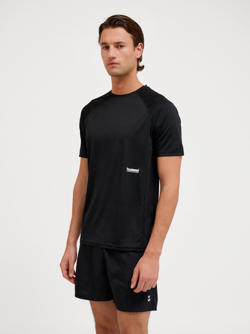 hmlPULSE WORKOUT T-SHIRT S/S, BLACK, model