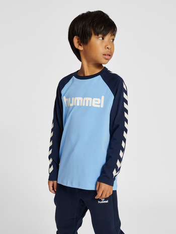 hmlBOYS T-SHIRT L/S, DUSK BLUE, model