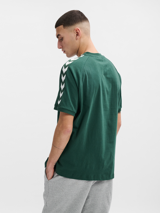 hmlARCHIVE LOOSE T-SHIRT S/S, DARK GREEN, model