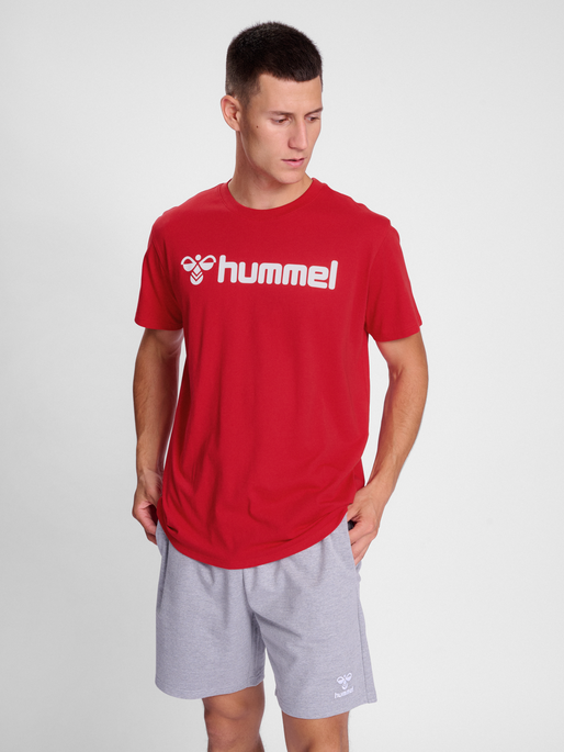 hmlGO 2.0 LOGO T-SHIRT S/S, TRUE RED, model