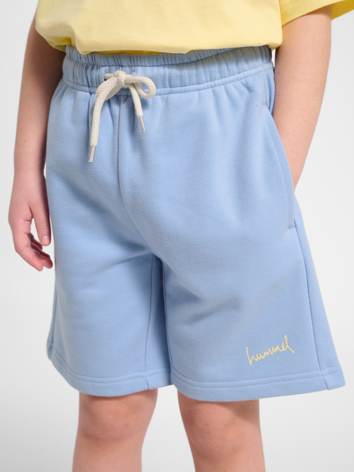 hmlJR SUMMER SWEAT SHORTS, SERENITY, model