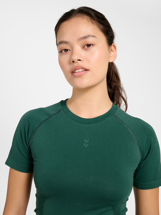 hmlFLOW T-SHIRT S/S, BISTRO GREEN, model