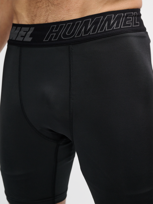 hmlTE TOPAZ TIGHT SHORTS, BLACK, model