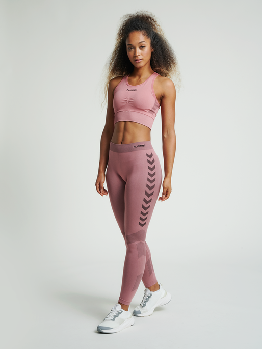 HUMMEL FIRST SEAMLESS BRA WOMAN, DUSTY ROSE, model