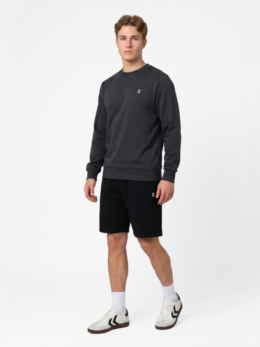 hmlPULSE SWEAT CREWNECK, EBONY, model