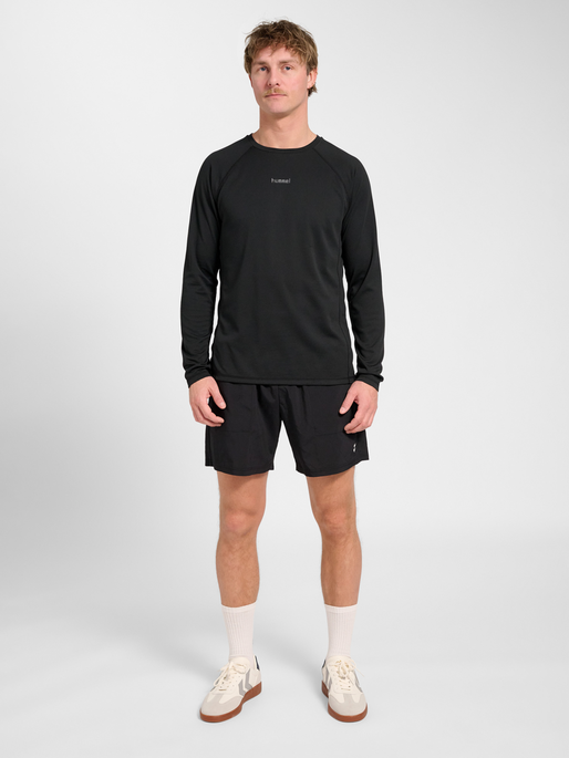 hmlMOMENTUM T-SHIRT L/S, BLACK, model