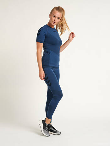 HUMMEL FIRST SEAMLESS JERSEY S/S W, DARK DENIM, model