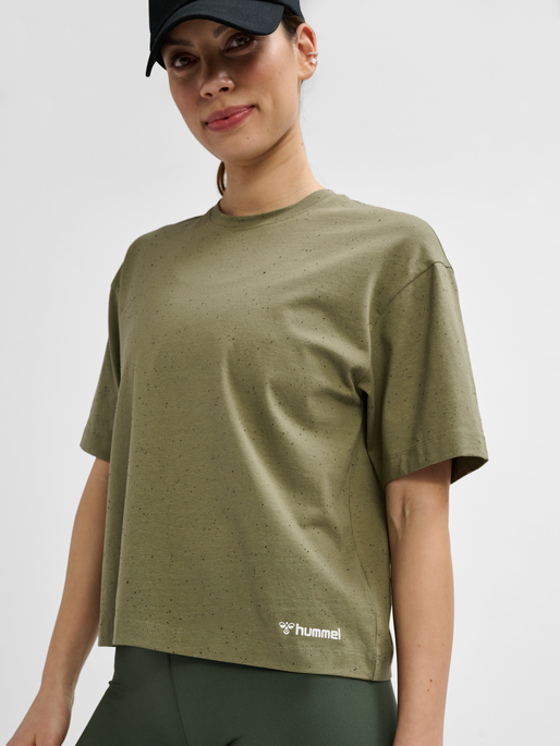 hmlMT ULTRA BOXY SHORT T-SHIRT, DEEP LICHEN GREEN MELANGE, model