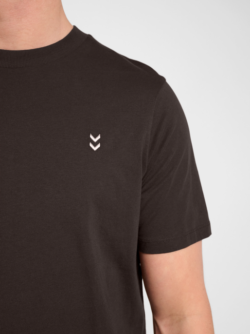 hmlPULSE T-SHIRT, AFTER DARK, model