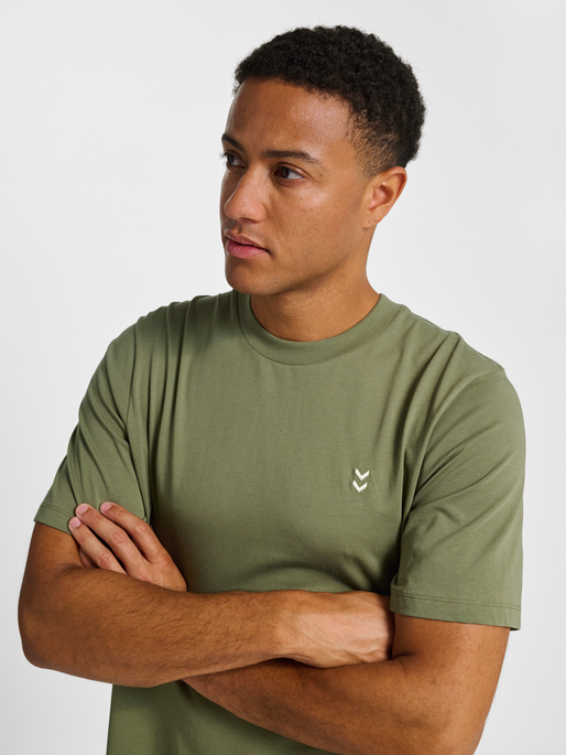hmlPULSE T-SHIRT, DEEP LICHEN GREEN, model