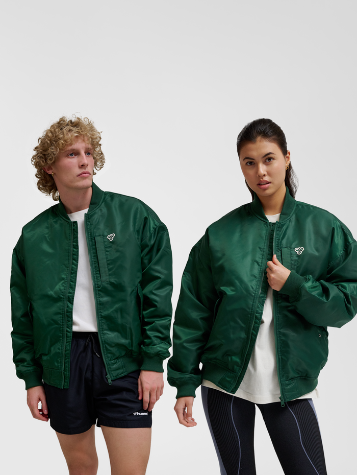 hmlBASEBALL JACKET BEE, DARK GREEN, model