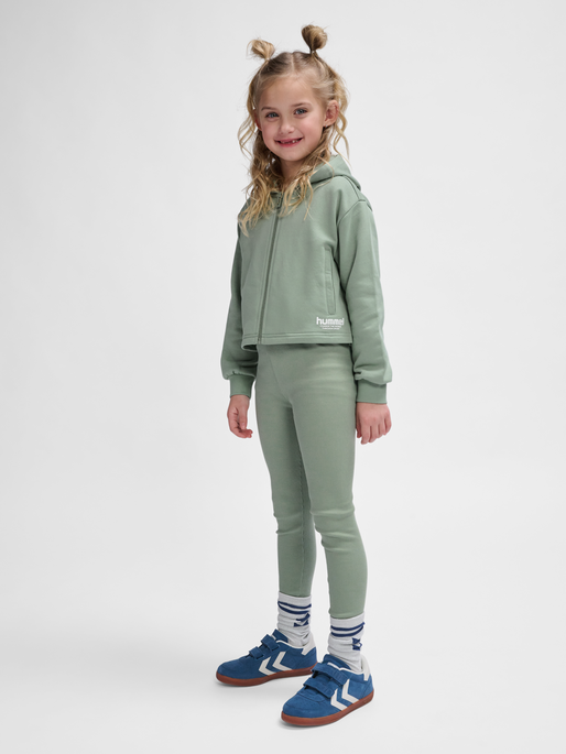 hmlZIPPI ZIP HOODIE, LILY PAD, model