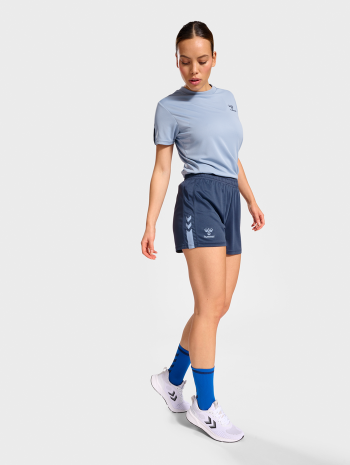 hmlACTIVE PL SHORTS WOMAN, VINTAGE INDIGO, model