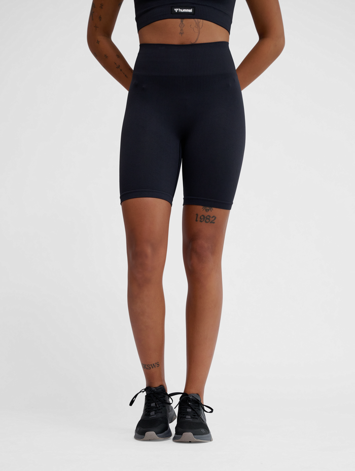 hmlALIVE SEAMLESS HIGH WAIST SHORTS, BLACK, model