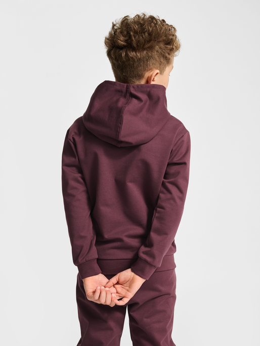 hmlJR LOGO HOODIE, VINEYARD WINE, model