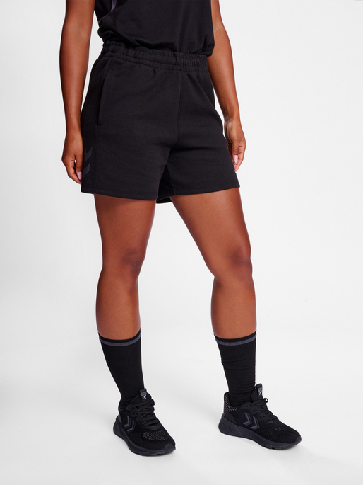 hmlTRAVEL SHORTS WOMAN, BLACK, model