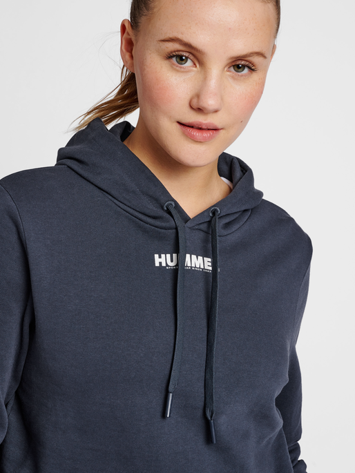 hmlLEGACY WOMAN CROPPED HOODIE, BLUE NIGHTS, model