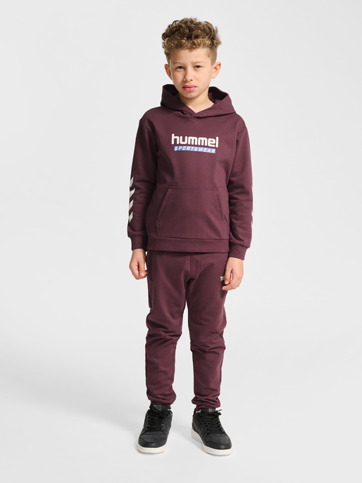 hmlJR LOGO HOODIE, VINEYARD WINE, model