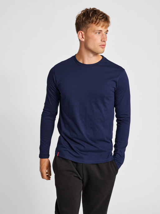 hmlRED HEAVY T-SHIRT L/S, MARINE, model