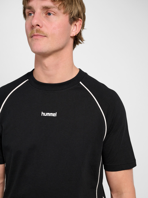 hmlPITCH REST DAY T-SHIRT S/S, BLACK, model
