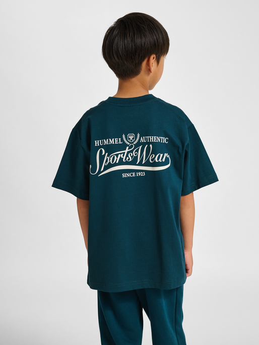 hmlJR LOOSE GRAPHIC T-SHIRT S/S BTS, REFLECTING POND, model