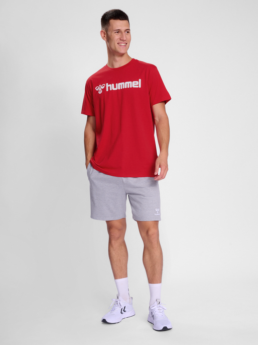 hmlGO 2.0 LOGO T-SHIRT S/S, TRUE RED, model