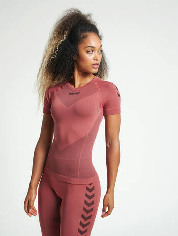 HUMMEL FIRST SEAMLESS JERSEY S/S W, MARSALA, model
