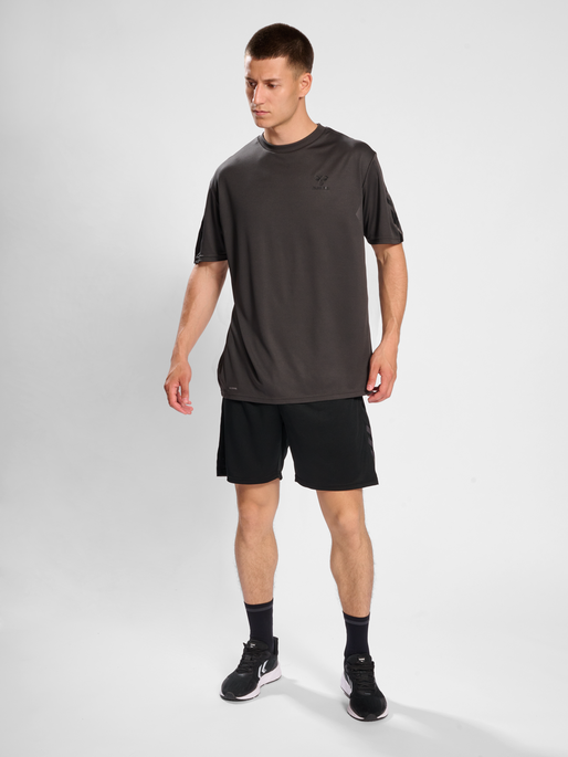 hmlACTIVE PL SHORTS, BLACK, model