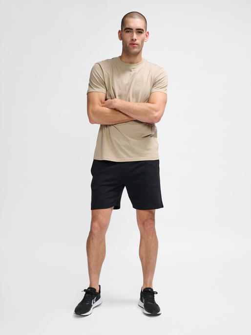 hmlACTIVE CO SHORTS, BLACK, model