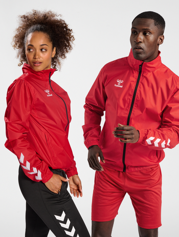 hmlCORE XK SPRAY JACKET, TRUE RED, model