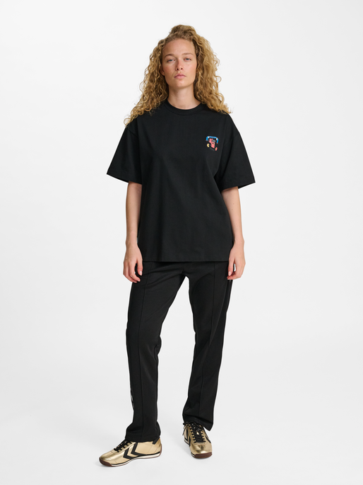 hmlLOOSE T-SHIRT S/S WHISTLE, BLACK, model