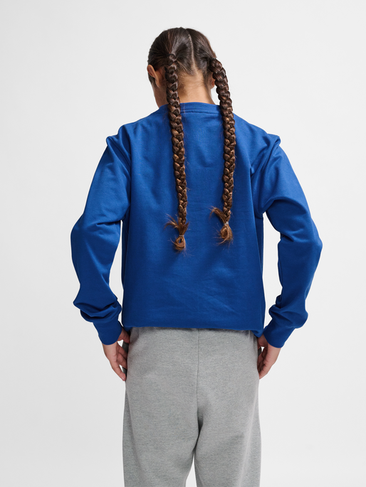 hmlGO 2.0 SWEATSHIRT KIDS, TRUE BLUE, model