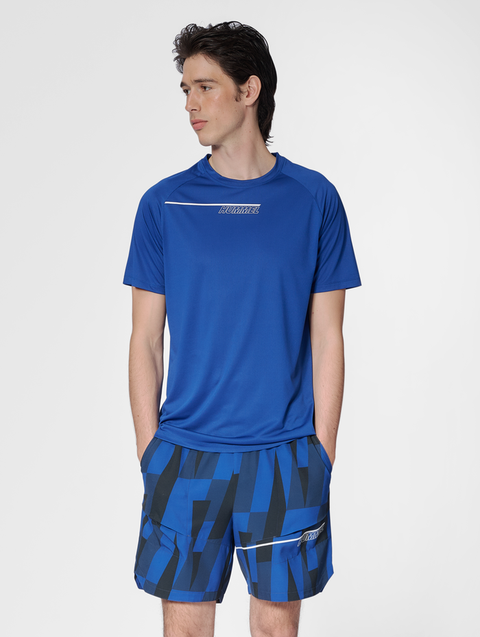 hmlCOURT LIGHT WEIGHT T-SHIRT, SODALITE BLUE, model