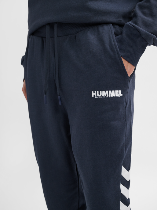 hmlLEGACY TAPERED PANTS, BLUE NIGHTS, model