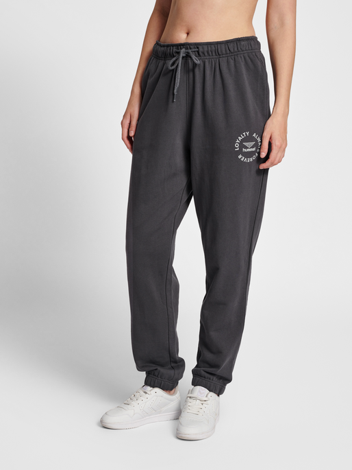 hmlLGC LOYALTY SWEATPANTS, BLACKENED PEARL, model