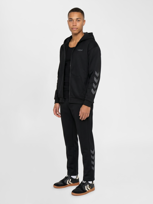 hmlKEEPER CHEVRON ZIP HOODIE, BLACK, model