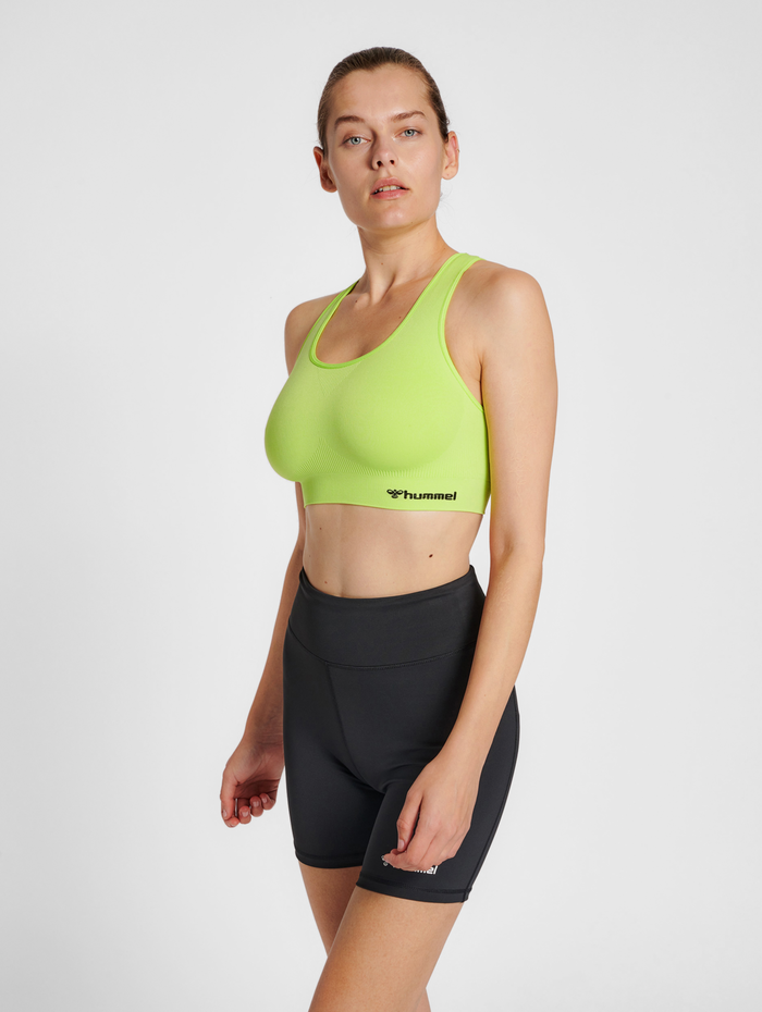 hmlTIF SEAMLESS SPORTS TOP, SHARP GREEN, model