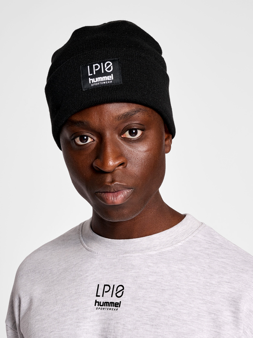 hmlLP10 BEANIE, BLACK, model