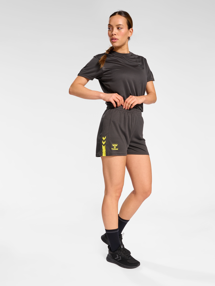 hmlACTIVE PL SHORTS WOMAN, OBSIDIAN/SULPHUR SPRING, model