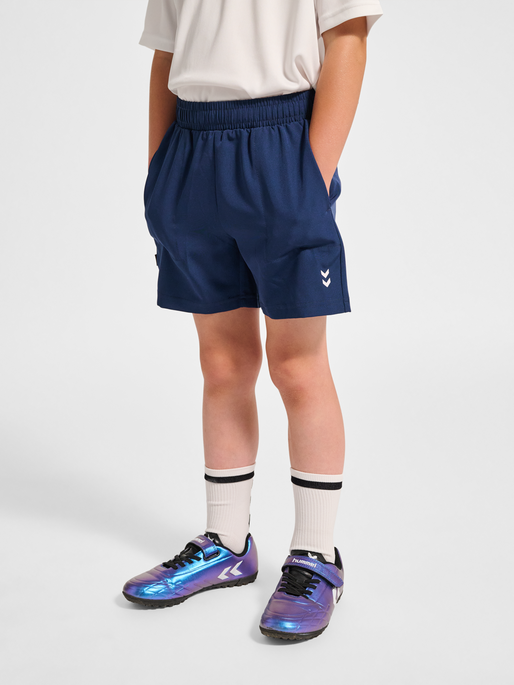 hmlJR PULSE WORKOUT SHORTS, DRESS BLUES, model